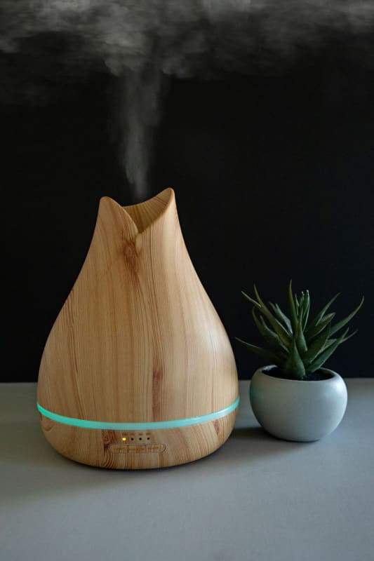 A sleek 500ml essential oil diffuser with LED lights, designed for aromatherapy and humidifying.