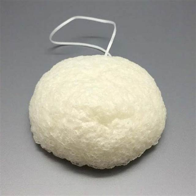 Éponge Konjac BIO pour bébé, douce et naturelle, idéale pour la toilette des nourrissons, fabriquée au Japon.