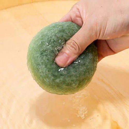 Éponge nettoyante Konjac BIO au Matcha, douce et naturelle, idéale pour un nettoyage en profondeur de la peau.