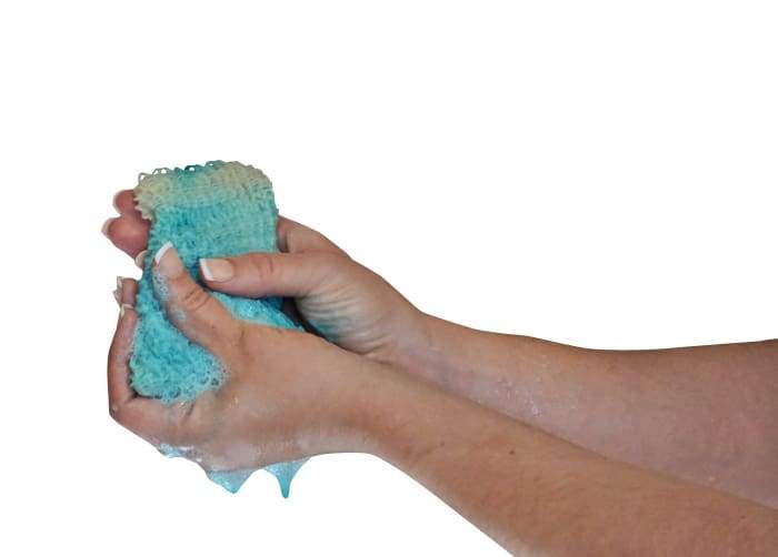 Focus Shower Smoothies 25 Pack with essential oils for hydration and clarity, displayed in a loofah bag.