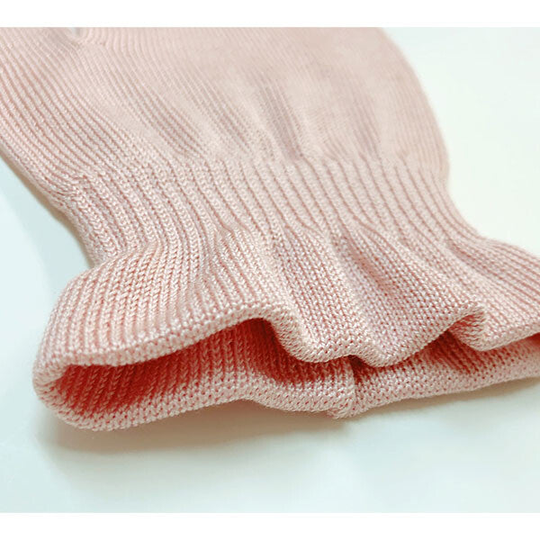 Gants en soie naturelle fabriqués à la main au Japon, disponibles en ivoire et rose, offrant confort et hydratation pour les mains.