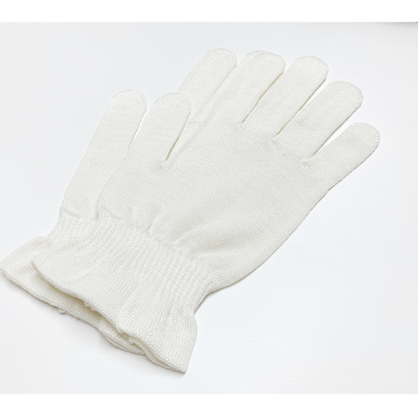 Gants en soie naturelle fabriqués à la main au Japon, disponibles en ivoire et rose, offrant confort et hydratation pour les mains.