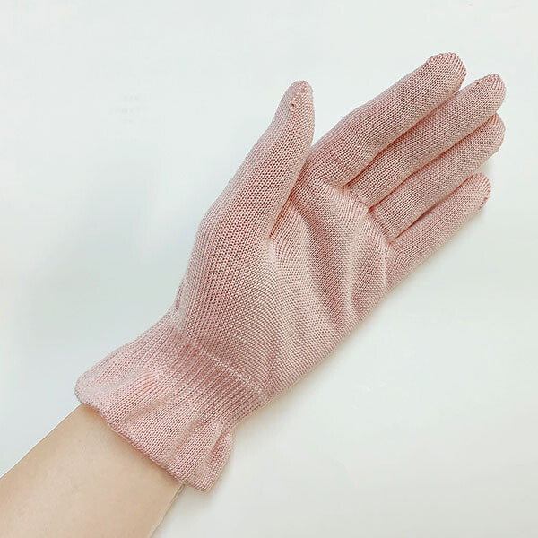 Gants en soie naturelle fabriqués à la main au Japon, disponibles en ivoire et rose, offrant confort et hydratation pour les mains.