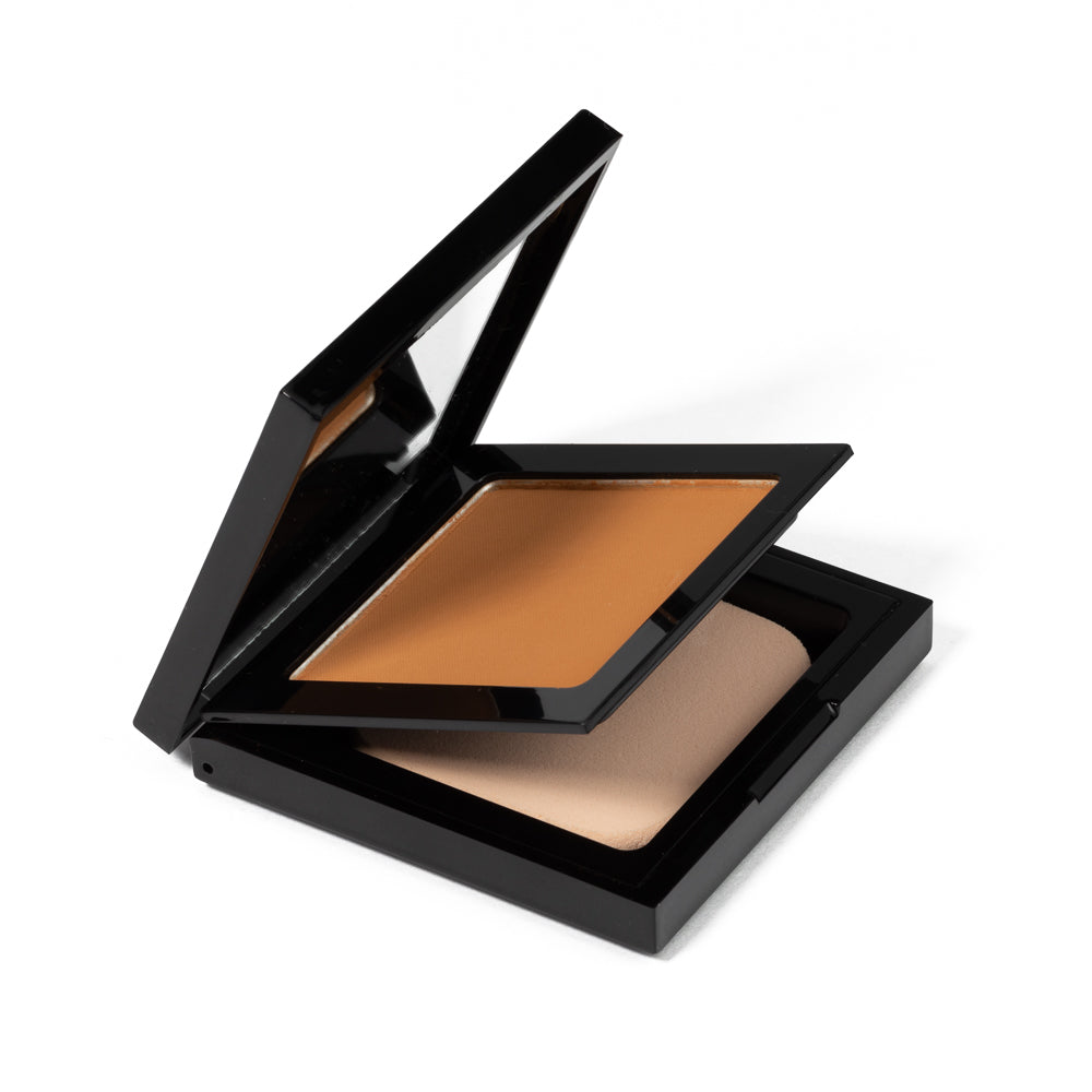 EpiLynx Hydrating Powder Foundation in a compact with a sponge, showcasing its matte finish and available shades.