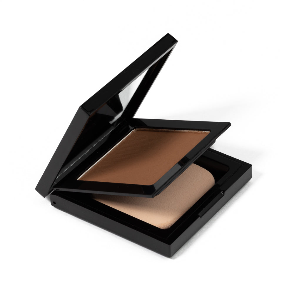 EpiLynx Hydrating Powder Foundation in a compact with a sponge, showcasing its matte finish and available shades.