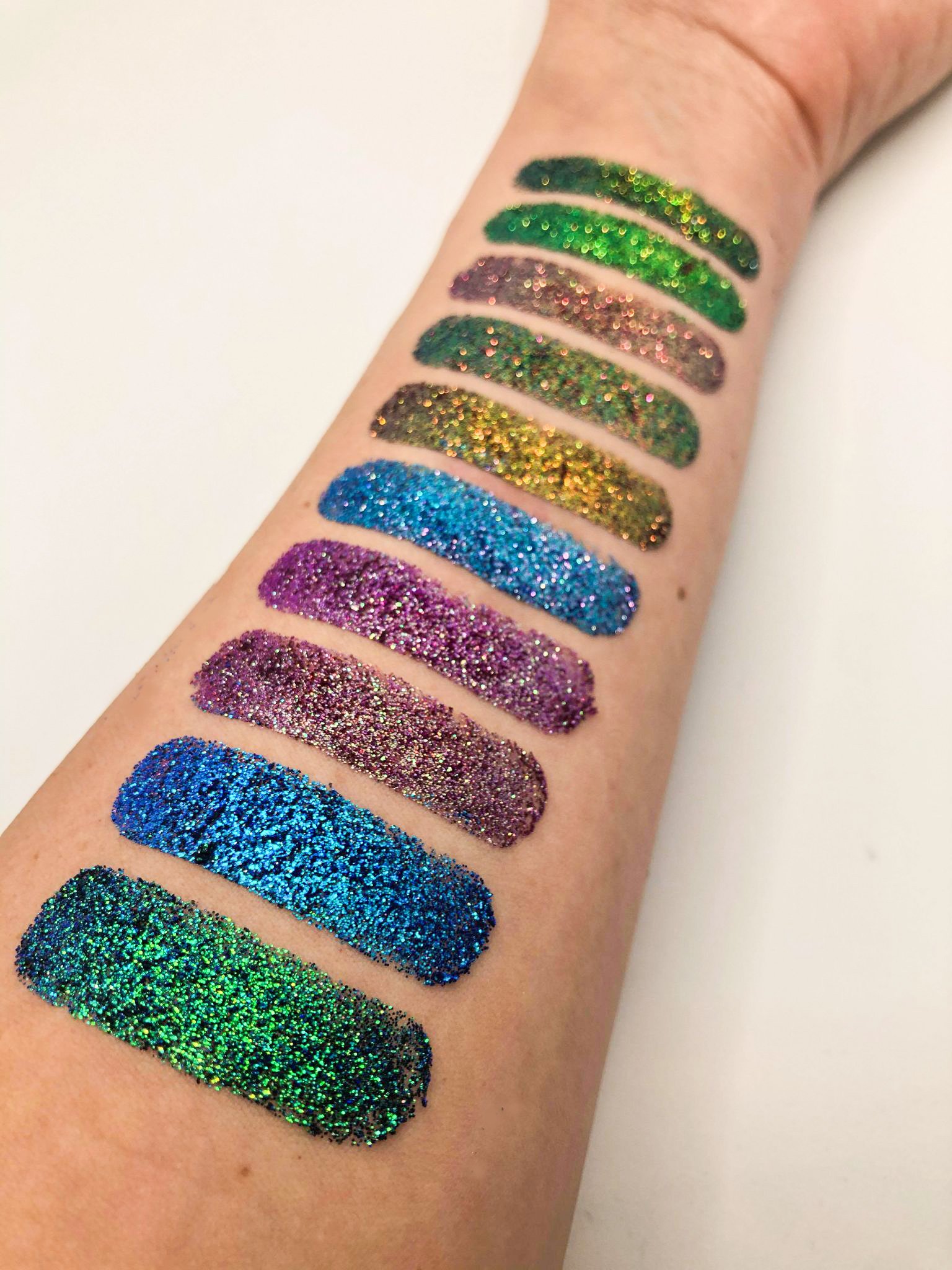 Inspire Palette featuring multichromatic glitter pigments in vibrant colors, arranged in 36mm pans, showcasing a variety of shades for creative makeup looks.