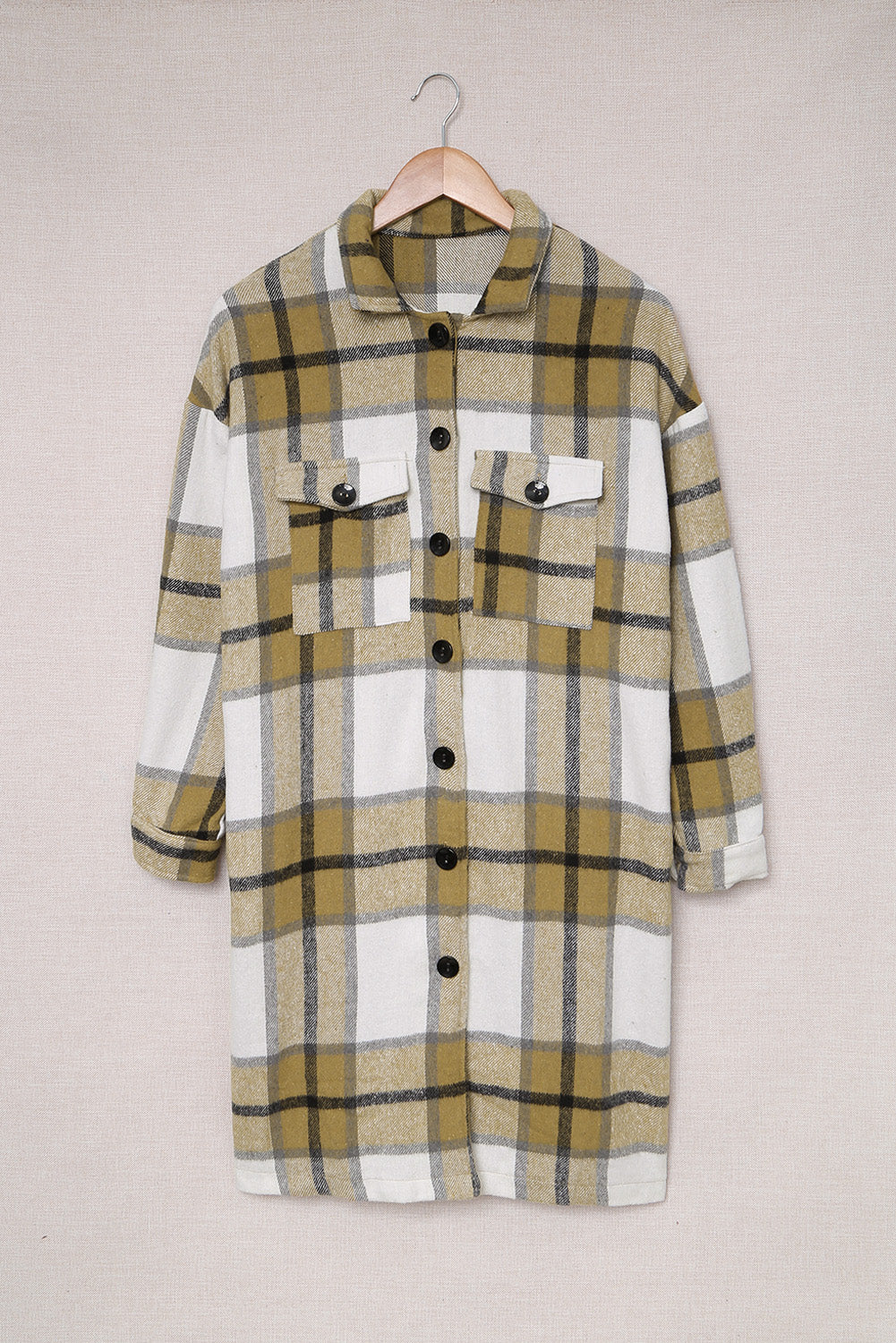 Khaki plaid coat with shirt collar and button closure, featuring two breast pockets and a relaxed fit.