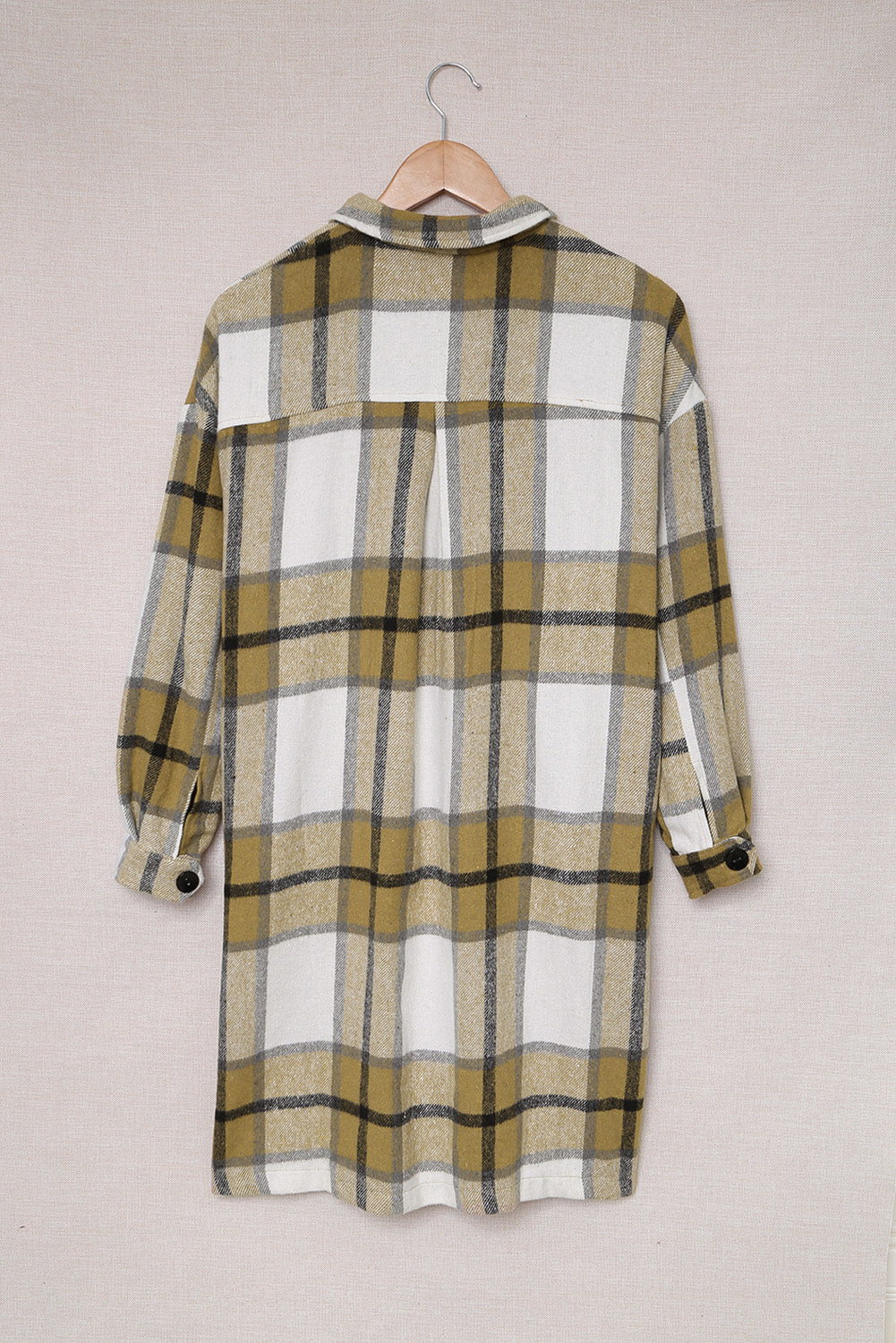 Khaki plaid coat with shirt collar and button closure, featuring two breast pockets and a relaxed fit.