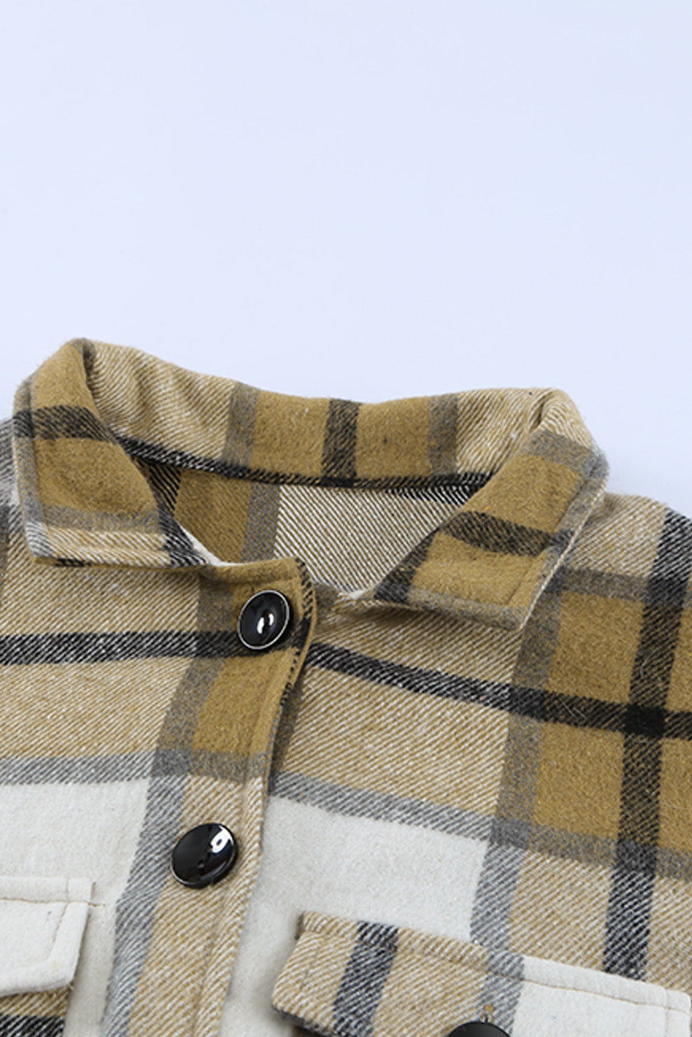 Khaki plaid coat with shirt collar and button closure, featuring two breast pockets and a relaxed fit.