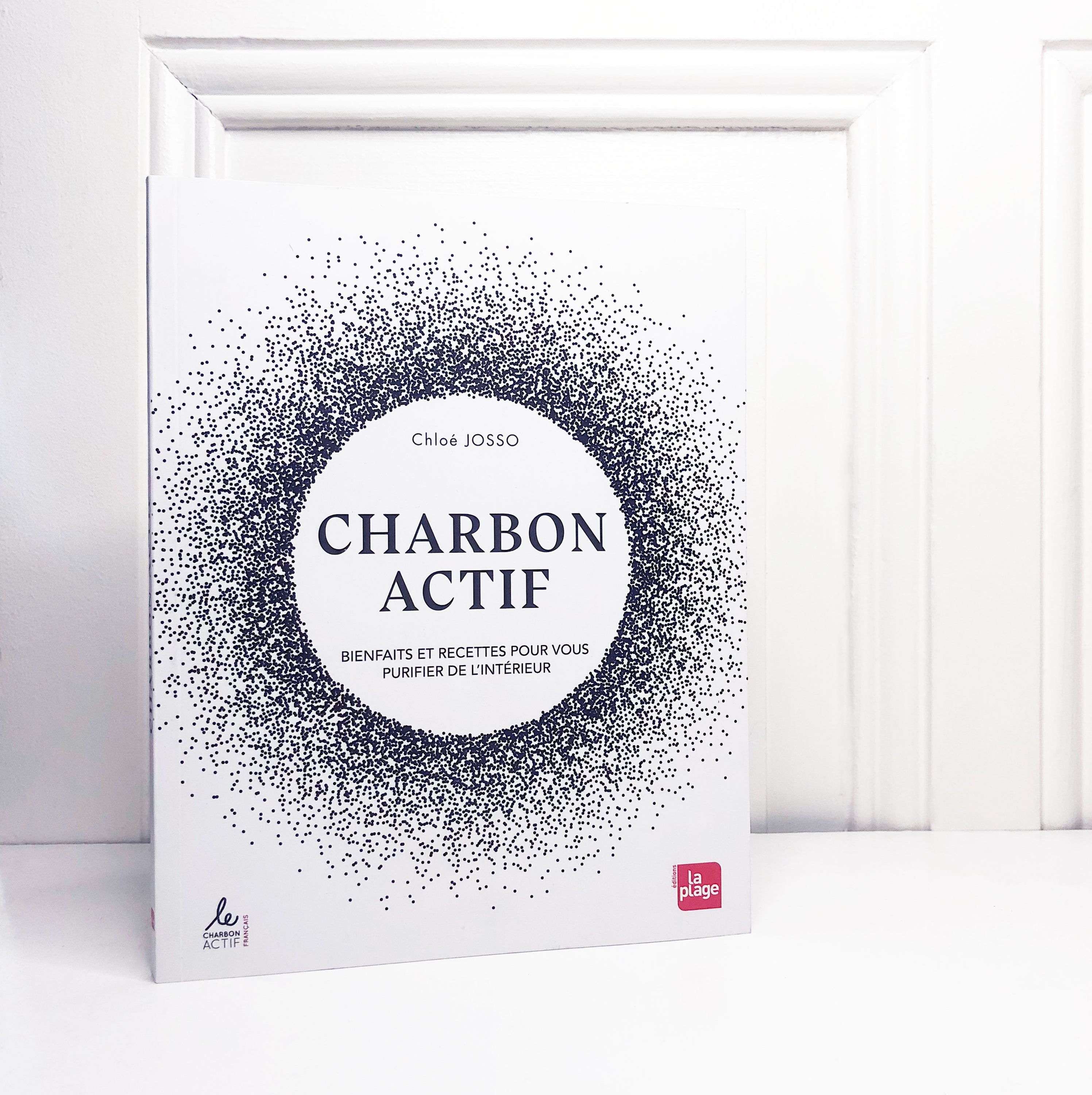 Livre de recettes 'Charbon Actif' avec 80 pages, présentant des recettes et astuces beauté autour du charbon actif.