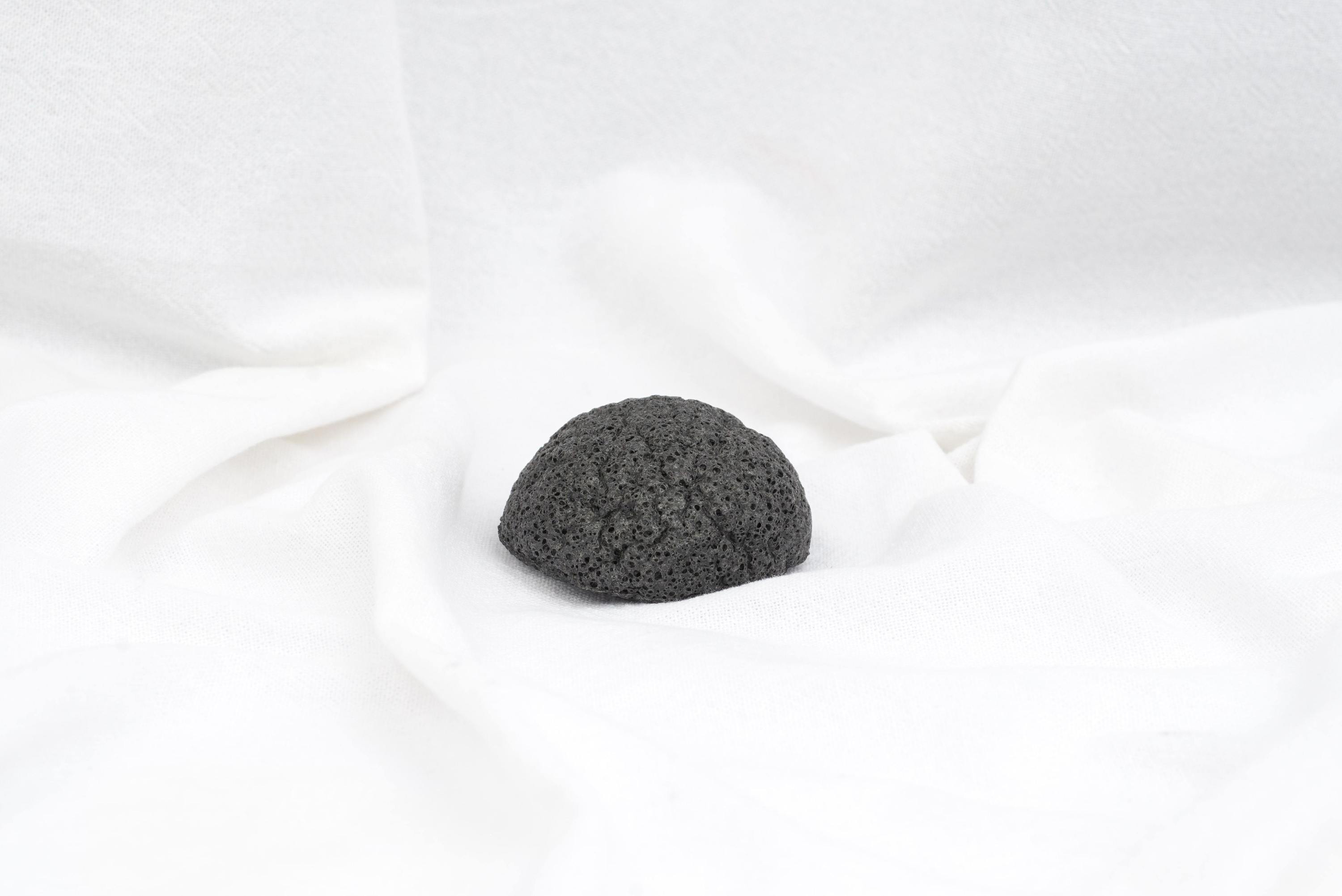 PearlBar Konjac & Charcoal Detoxifying Facial Sponge, a natural cleansing tool for deep exfoliation and detoxification of the skin.