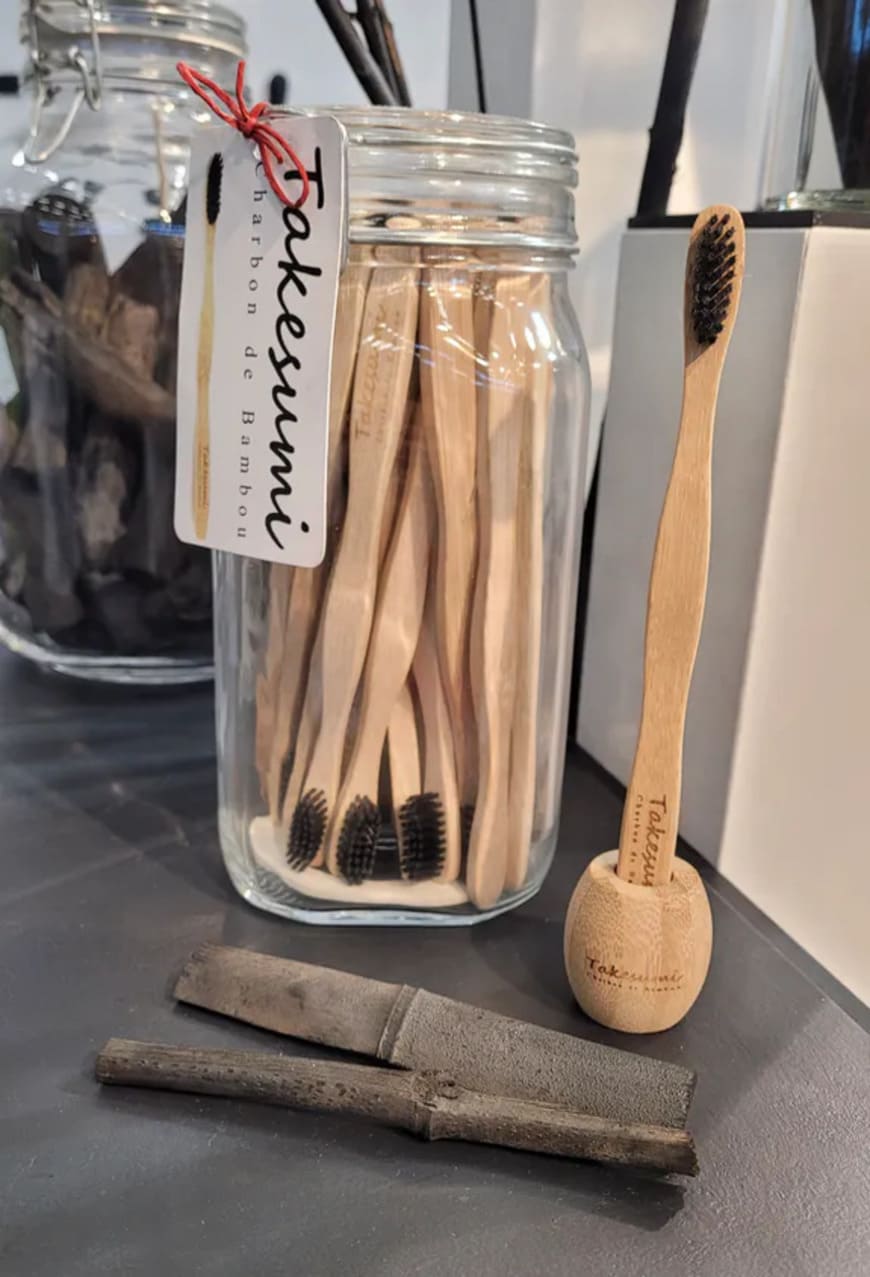 Porte-Brosse à Dents en bambou, élégant et minimaliste, idéal pour une salle de bain hygiénique.