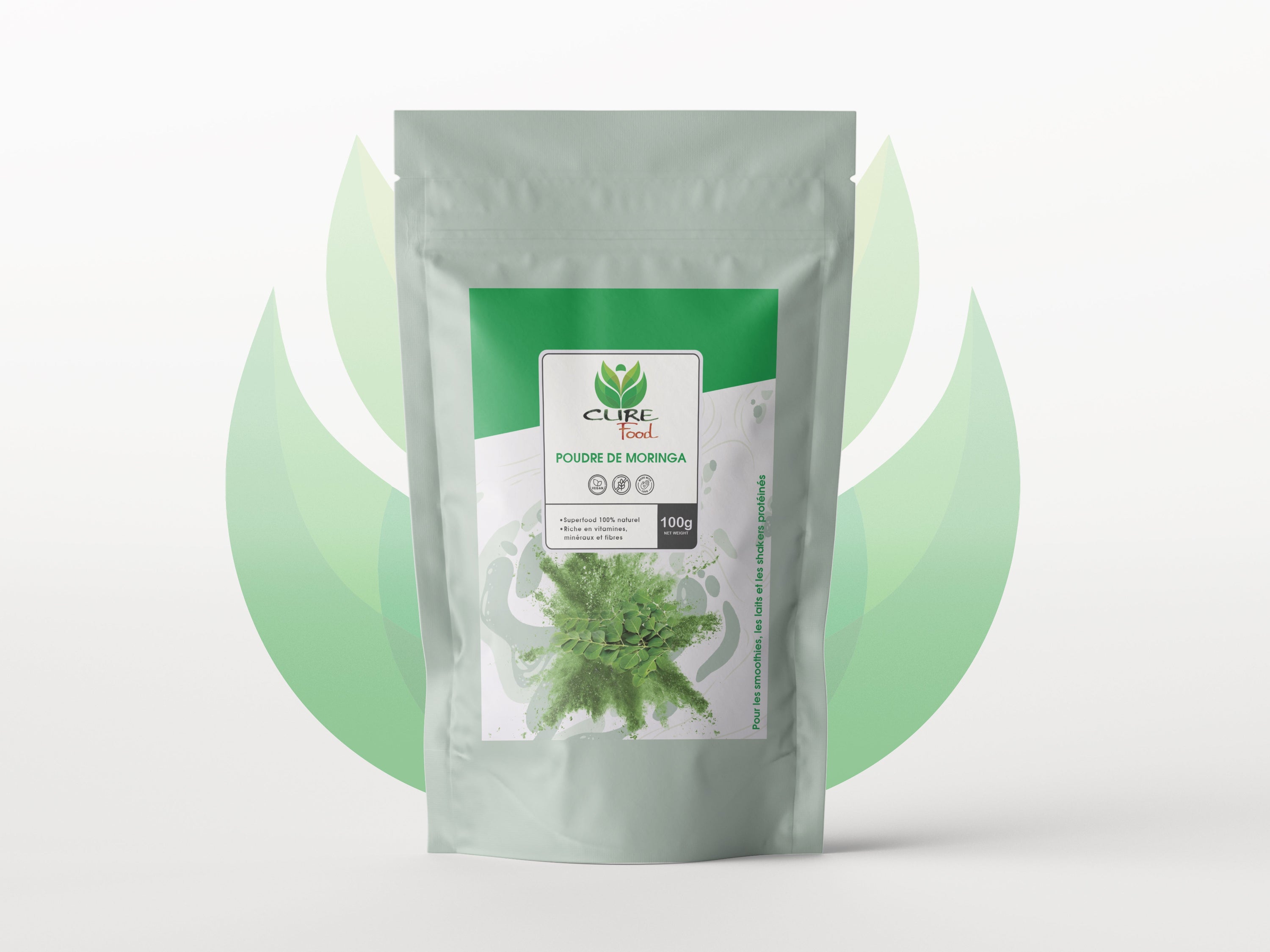 Poudre de Moringa verte dans un bol, entourée de feuilles de Moringa fraîches, représentant un superaliment nutritif.