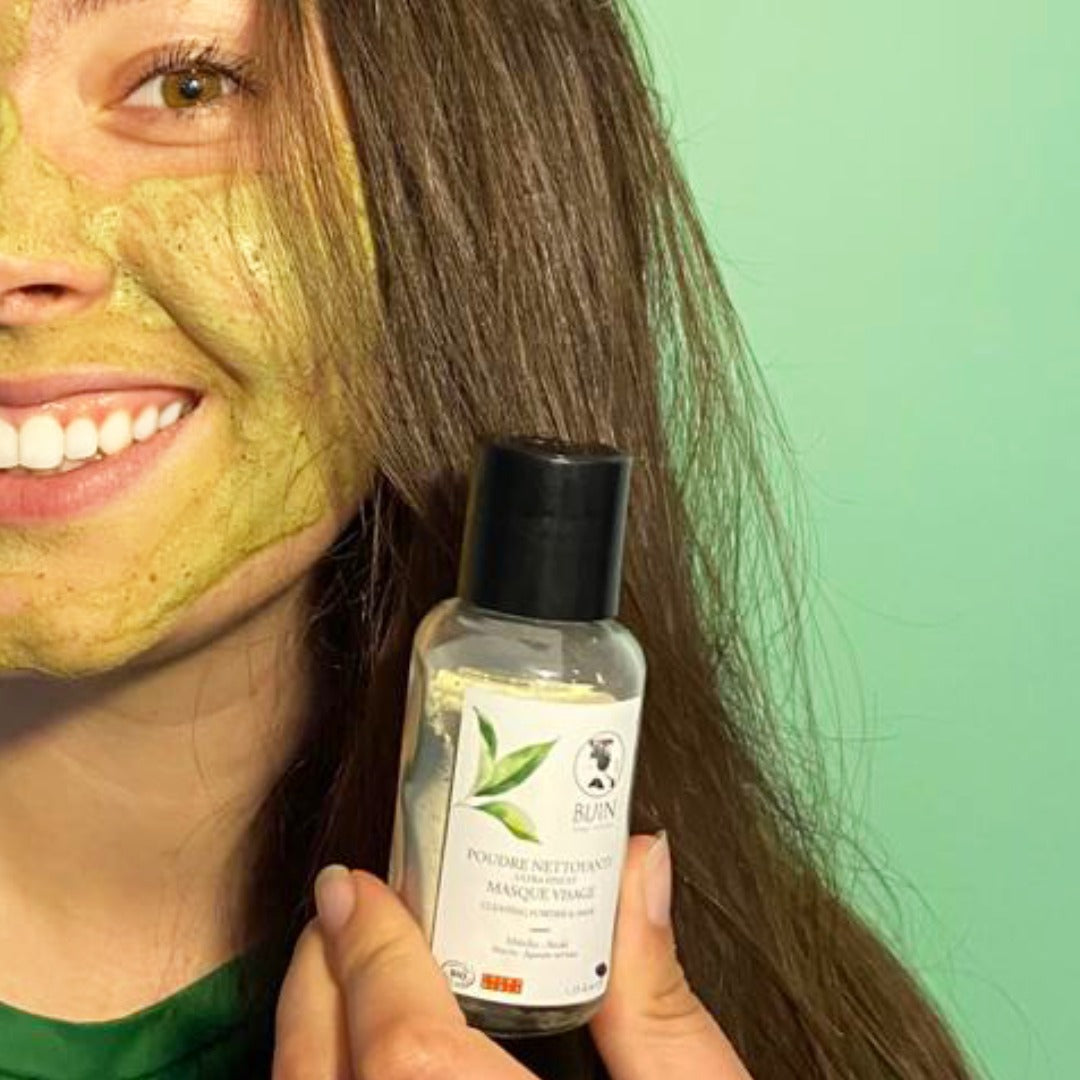 Poudre nettoyante et masque visage matcha 2 en 1, présentée dans un élégant emballage, avec des ingrédients naturels comme le thé matcha et les azukis.