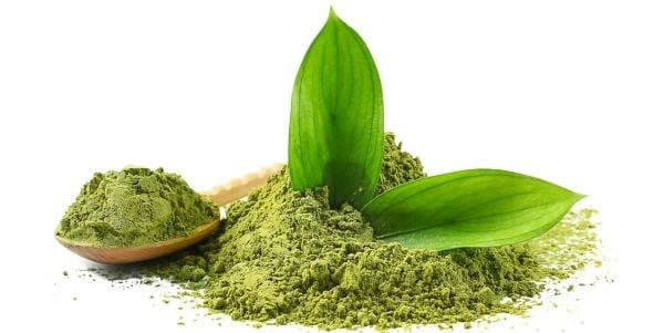 Poudre nettoyante et masque visage matcha 2 en 1, présentée dans un élégant emballage, avec des ingrédients naturels comme le thé matcha et les azukis.