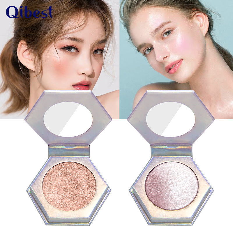 QIBEST Highlighting Powder showcasing a high-gloss diamond sparkle effect in a compact container.