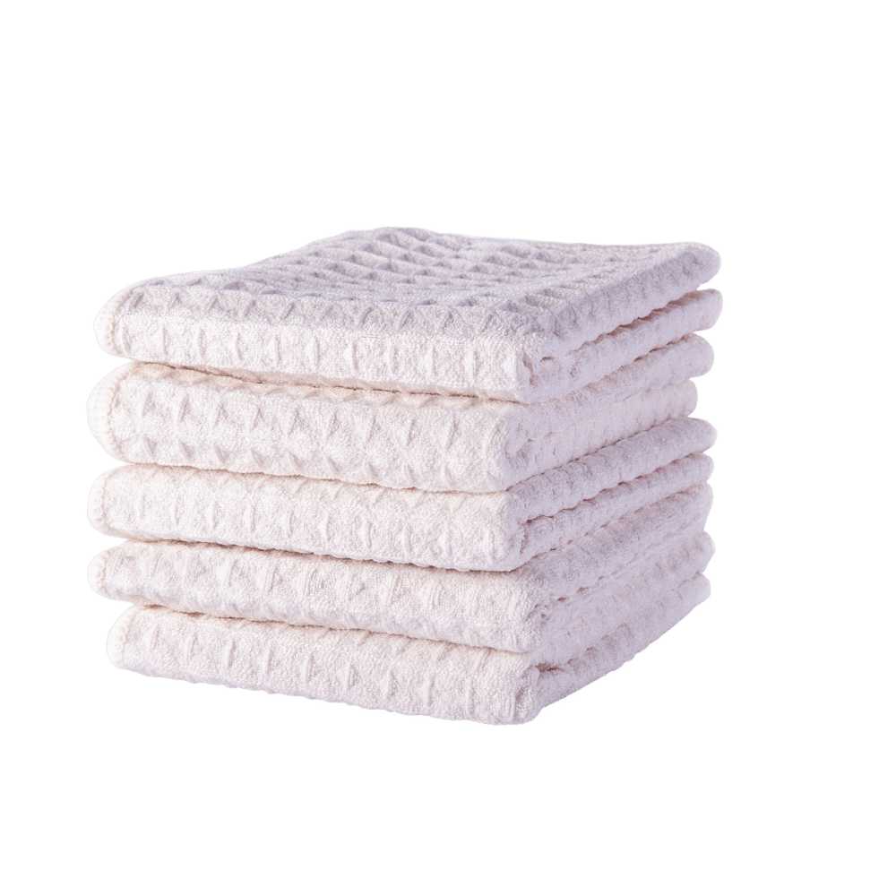 Soft and gentle shave towel designed for optimal skin preparation before shaving, featuring a warm and inviting texture.