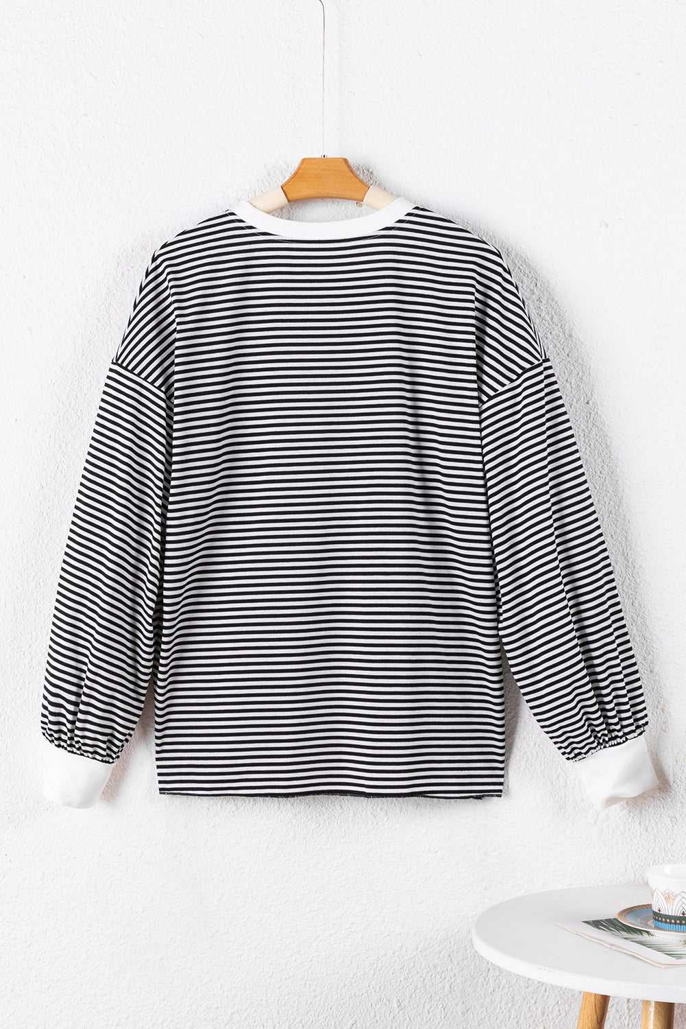 A stylish striped print drop shoulder loose sweatshirt, perfect for casual wear in cooler seasons, featuring long sleeves and a relaxed fit.