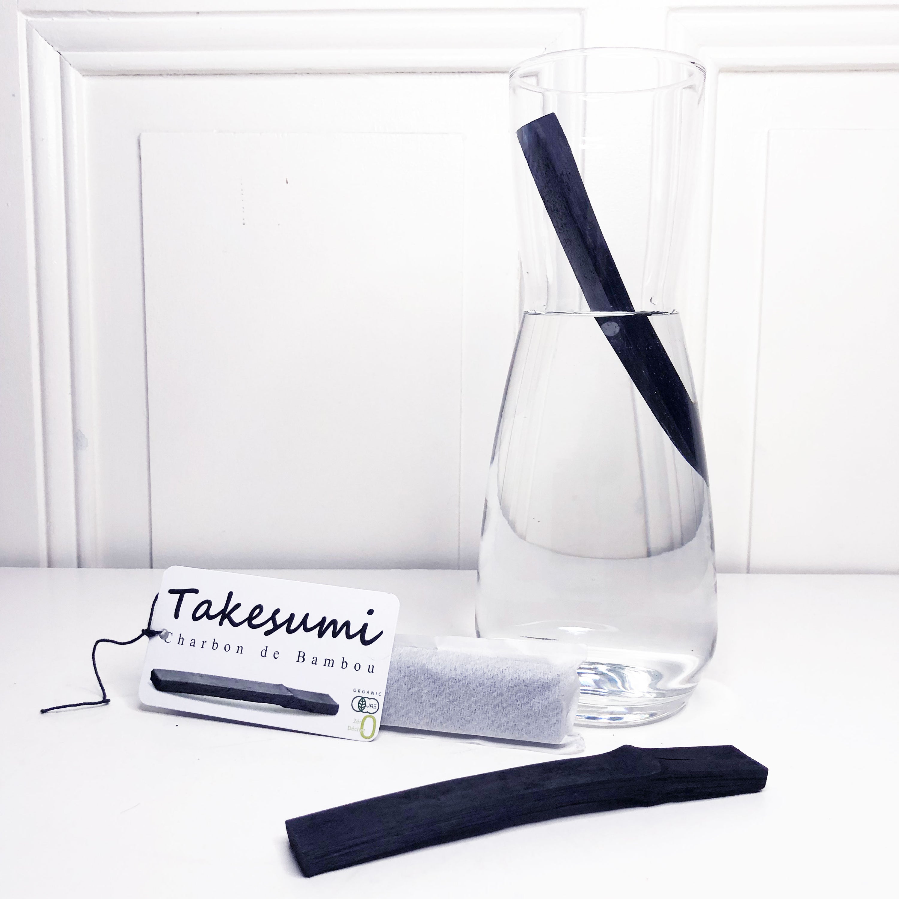 Bâton de Takesumi Charbon de Bambou Bio, un filtre à eau naturel de 14 cm, fabriqué à partir de bambou moso, idéal pour purifier et minéraliser l'eau.