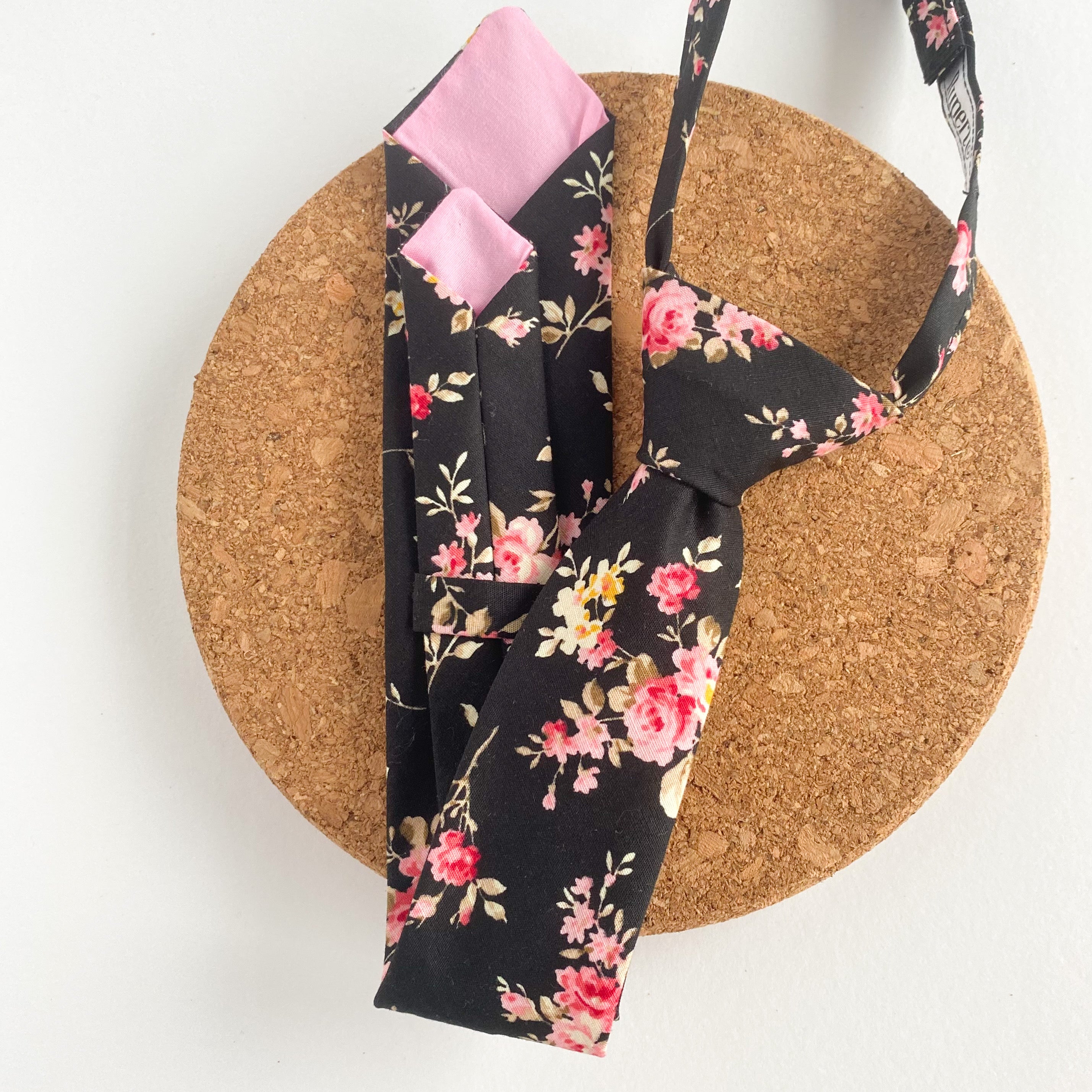 HARVEY velcro tie 5-7 in black and pink floral cotton fabric, pre-knotted with velcro fastening, perfect for boys' special occasions.