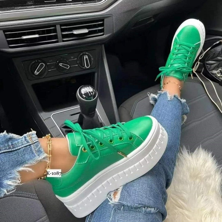 A pair of stylish flat women's sneakers in a casual platform design, showcasing a comfortable and trendy look suitable for everyday wear.