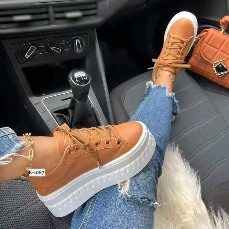 A pair of stylish flat women's sneakers in a casual platform design, showcasing a comfortable and trendy look suitable for everyday wear.