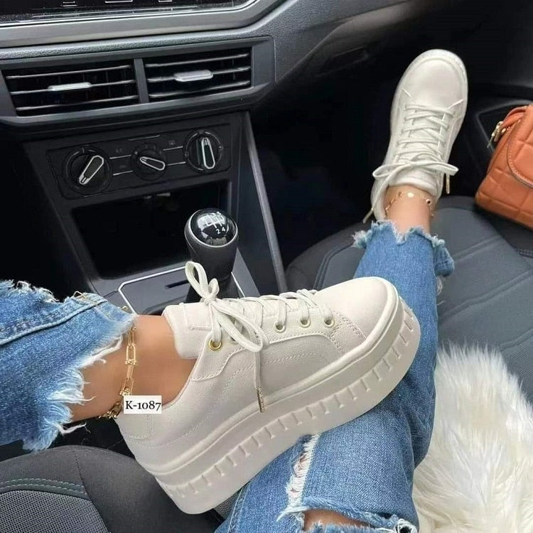 A pair of stylish flat women's sneakers in a casual platform design, showcasing a comfortable and trendy look suitable for everyday wear.