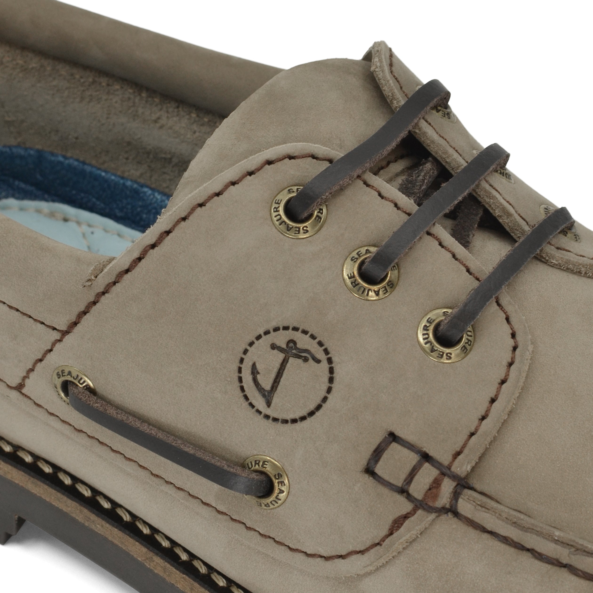 Seajure Mosteiros men's boat shoe made of nubuck leather, featuring a thermo-rubber outsole and engraved eyelets, perfect for cold weather.