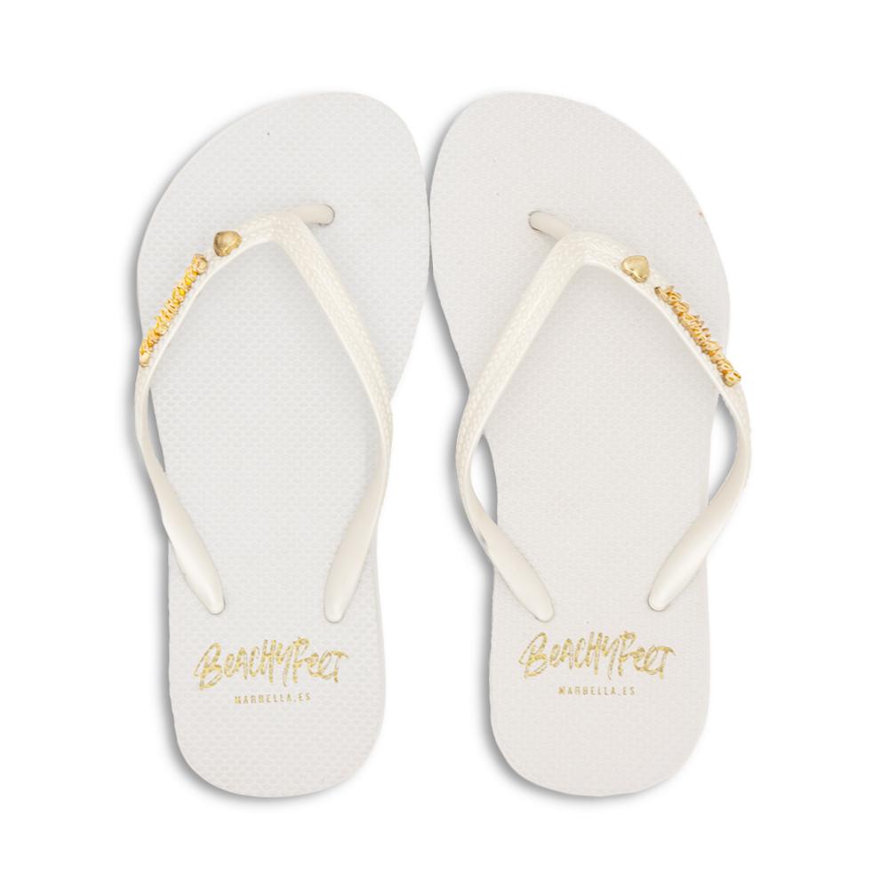 BeachyFeet® - Blanco flip flops featuring a white design with gold accents, perfect for summer wear.