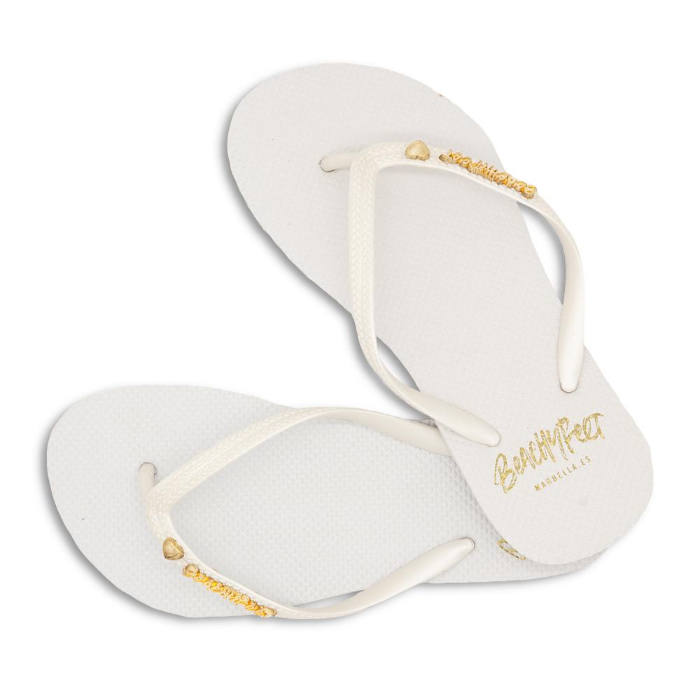 BeachyFeet® - Blanco flip flops featuring a white design with gold accents, perfect for summer wear.