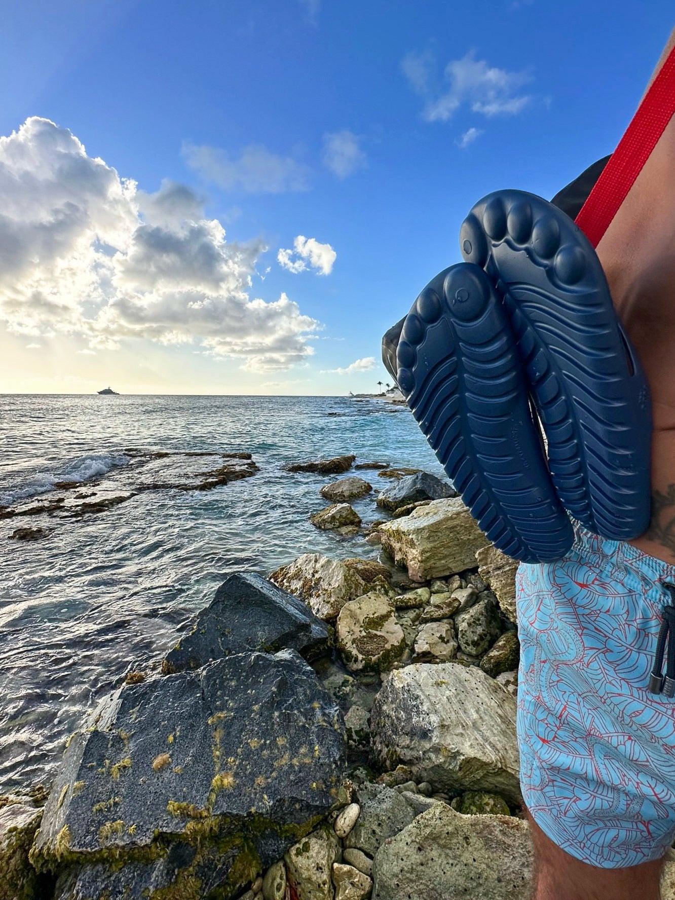 GUDO Navy Blue Flip-Flops displayed with a waterproof mini drybag, showcasing their stylish design and eco-friendly materials.