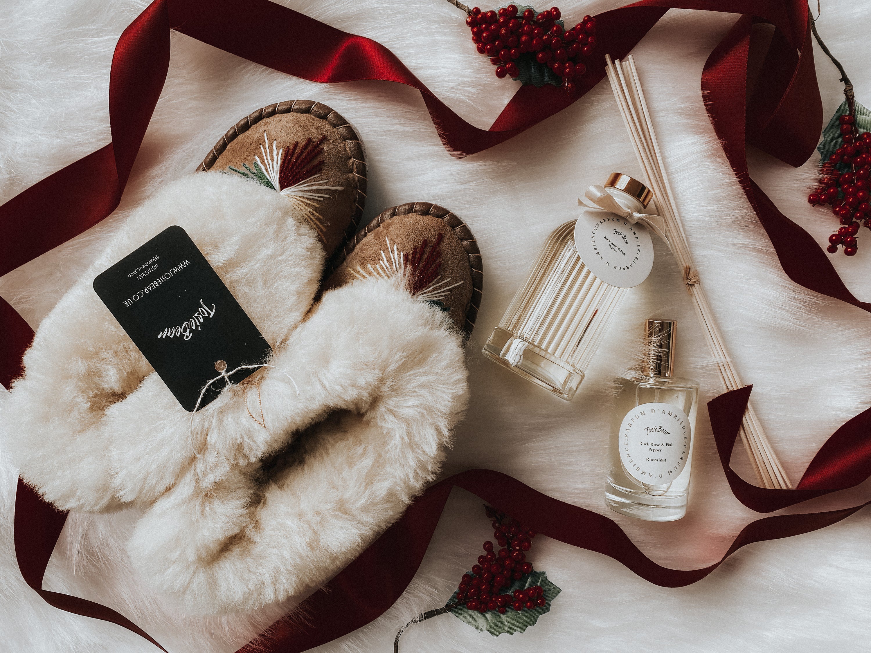 Gift Set Bundle featuring slippers, home fragrances, personal note, eco-friendly bag, and gift box packaging.