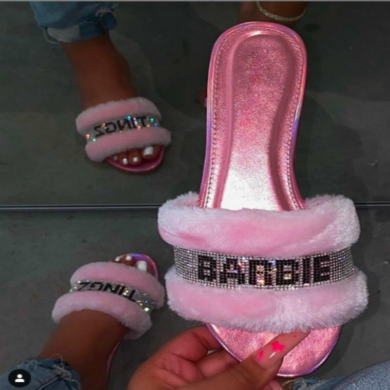 Stylish Summer Women's Slippers with crystal embellishments, perfect for beach outings, showcasing a fashionable design.