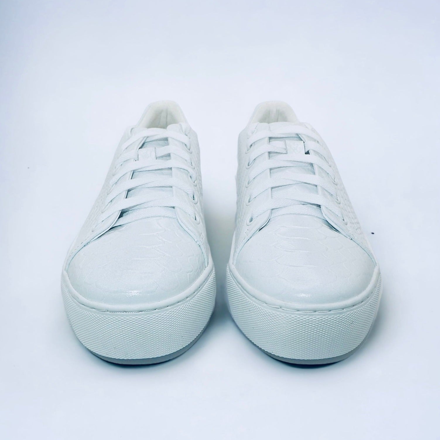 Amare Sneakers showcasing a stylish design with soft materials, perfect for comfort and versatility.