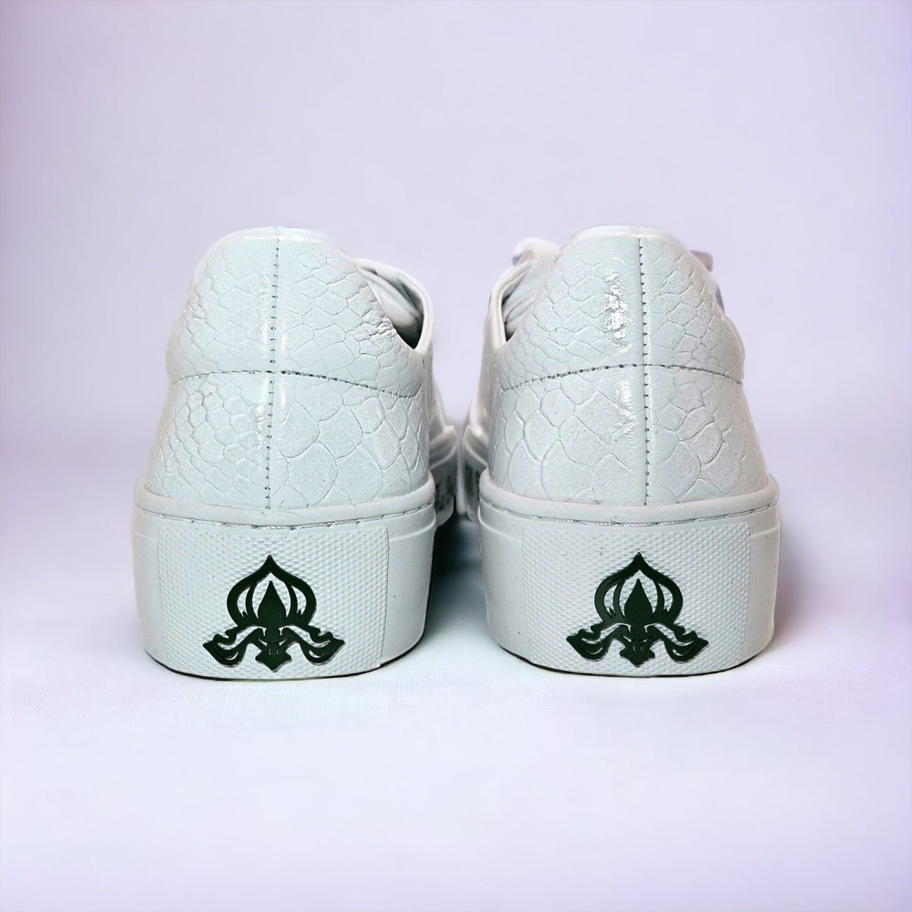 Amare Sneakers showcasing a stylish design with soft materials, perfect for comfort and versatility.