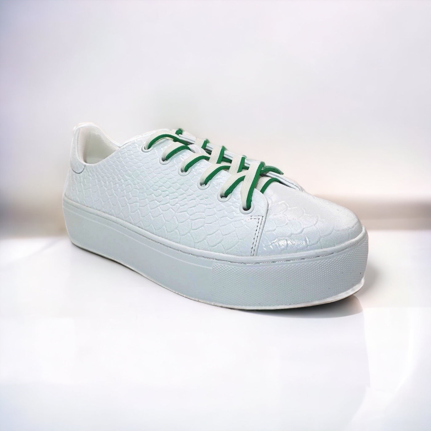 Amare Sneakers showcasing a stylish design with soft materials, perfect for comfort and versatility.