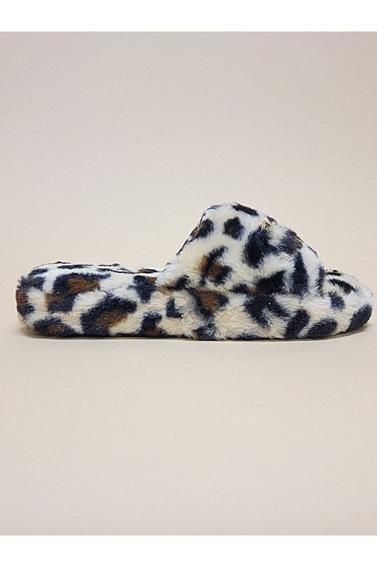 CARI-09 Winter Slipper for women, featuring a soft faux fur exterior and a casual slip-on design, perfect for winter comfort.