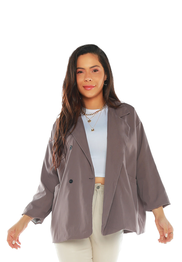 Casual oversized double-breasted jacket in soft fabric with two front pockets and full sleeves.