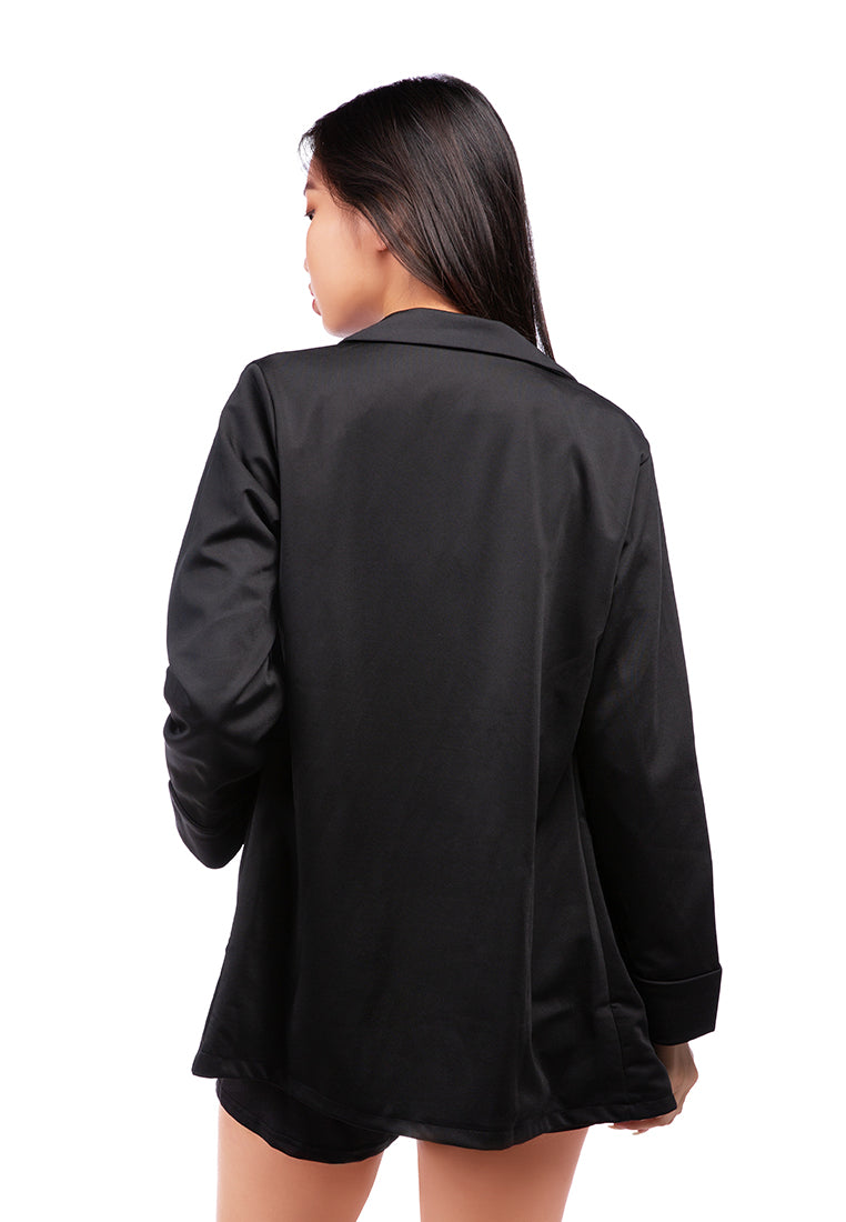 Casual oversized double-breasted jacket in soft fabric with two front pockets and full sleeves.