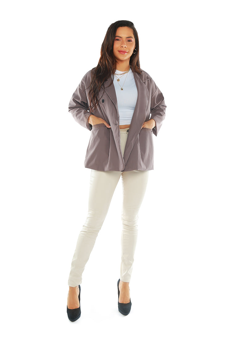 Casual oversized double-breasted jacket in soft fabric with two front pockets and full sleeves.