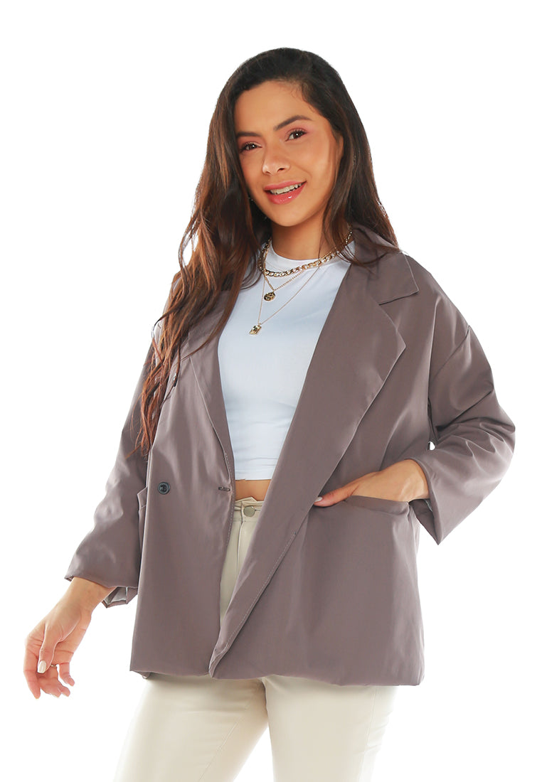 Casual oversized double-breasted jacket in soft fabric with two front pockets and full sleeves.