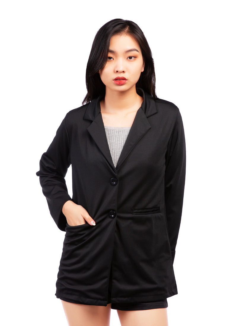 Casual oversized double-breasted jacket in soft fabric with two front pockets and full sleeves.