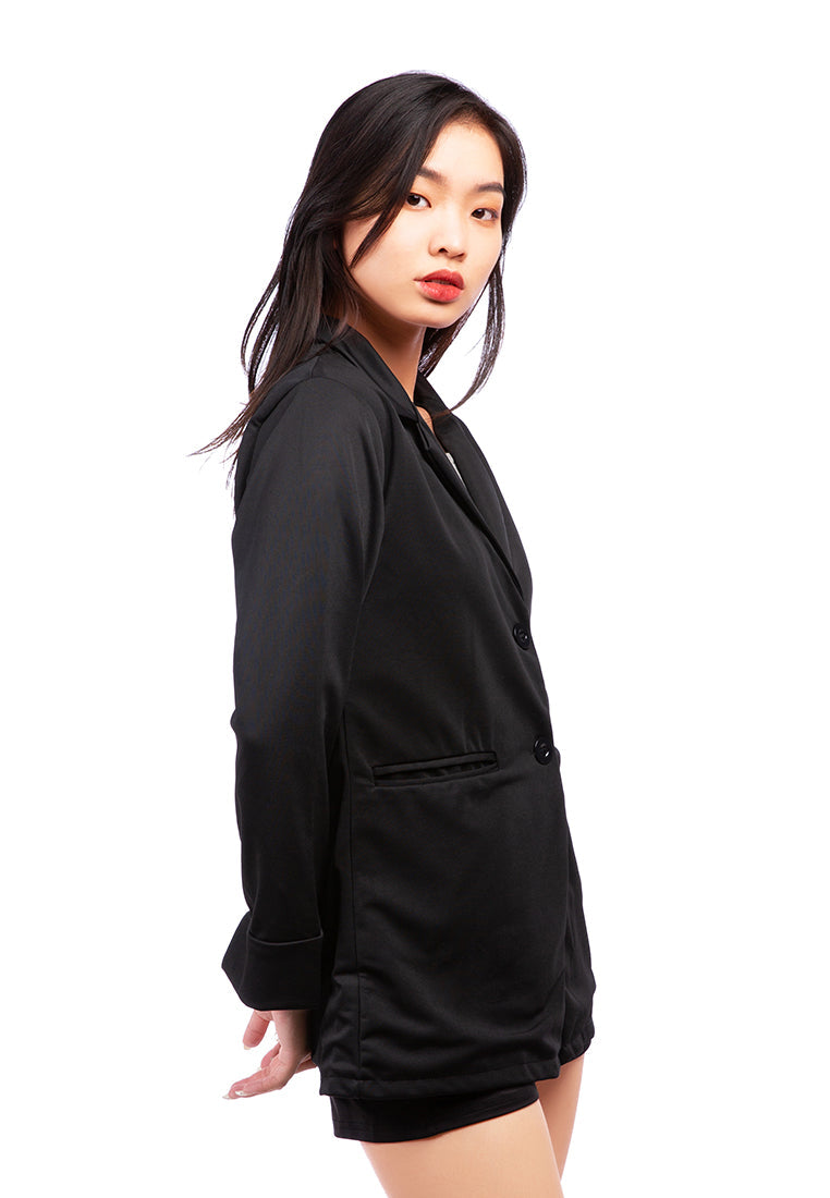 Casual oversized double-breasted jacket in soft fabric with two front pockets and full sleeves.