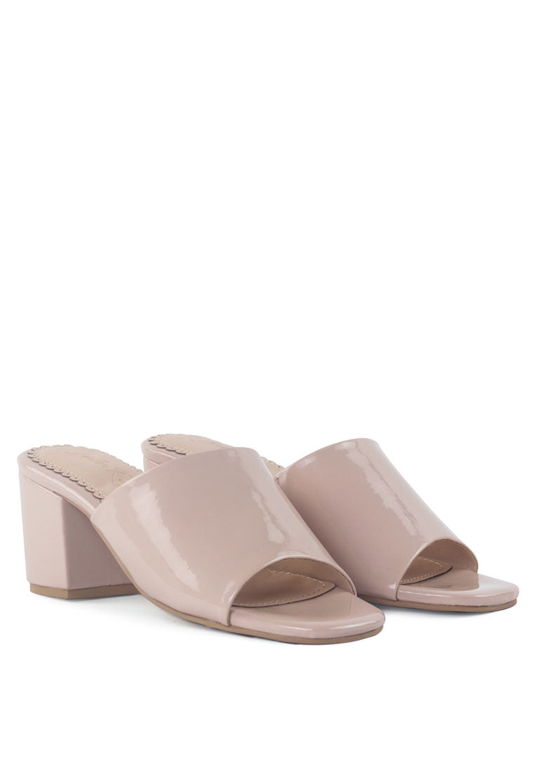 Dumpllin Croco Slip-On Block Heel Sandals featuring a stylish croc pattern and mid block heel design.