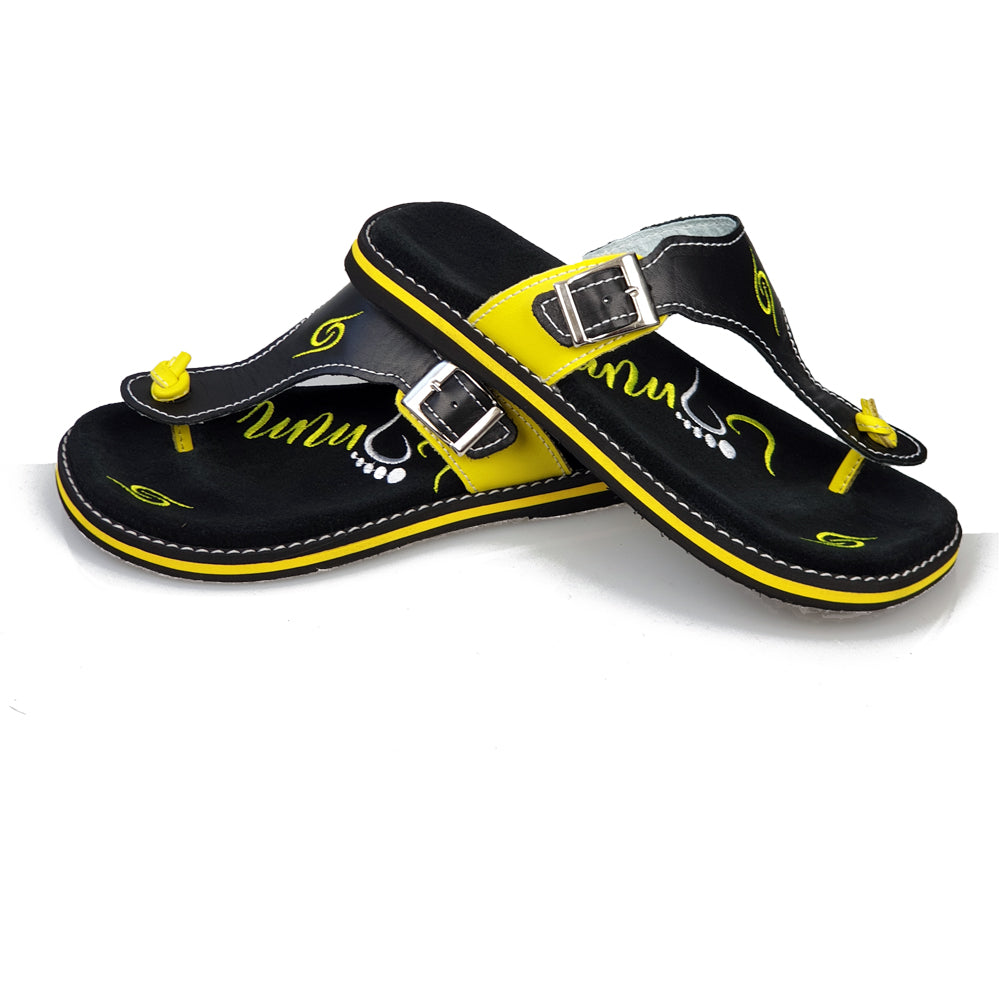 Stylish black and yellow leather flip-flops with adjustable strap and anatomical insoles, perfect for summer wear.