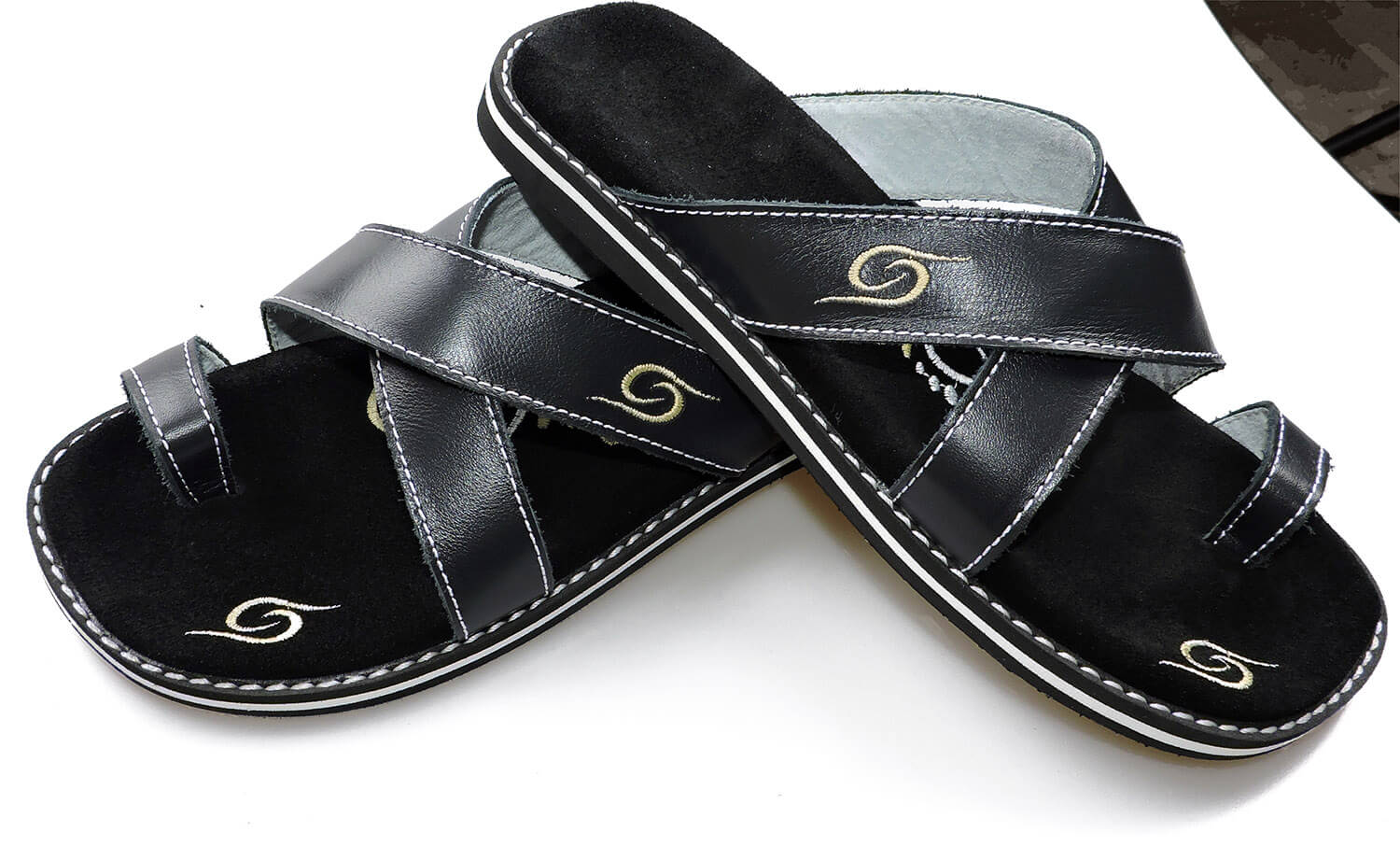 Stylish Flip-Flops 4053 in Schwarz/Gold with adjustable buckle and anatomical insoles, perfect for summer wear.