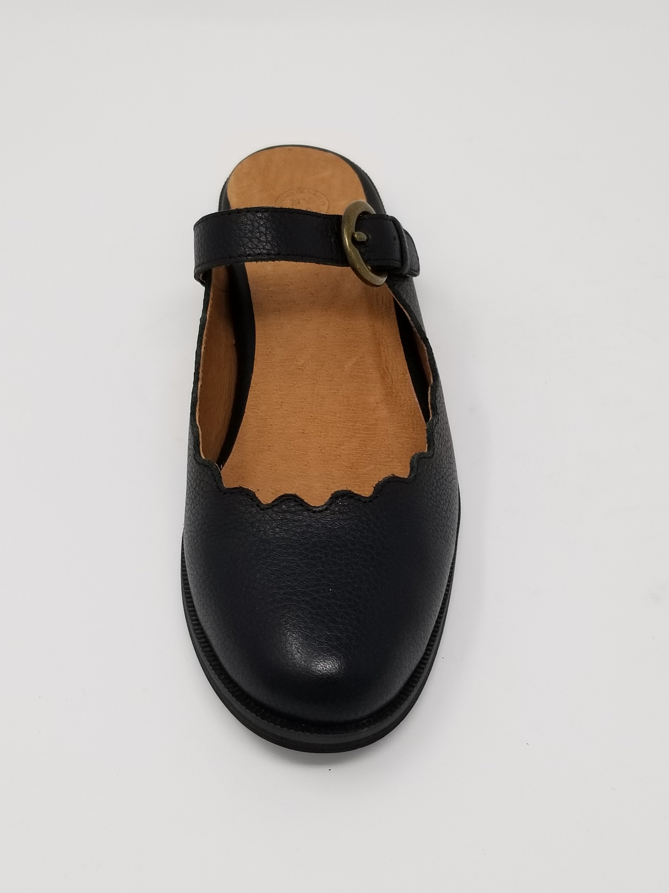 A pair of Glendale shoes featuring an all-leather upper and lining, showcasing a sleek design with a comfortable memory foam insole and slip-resistant outsole.