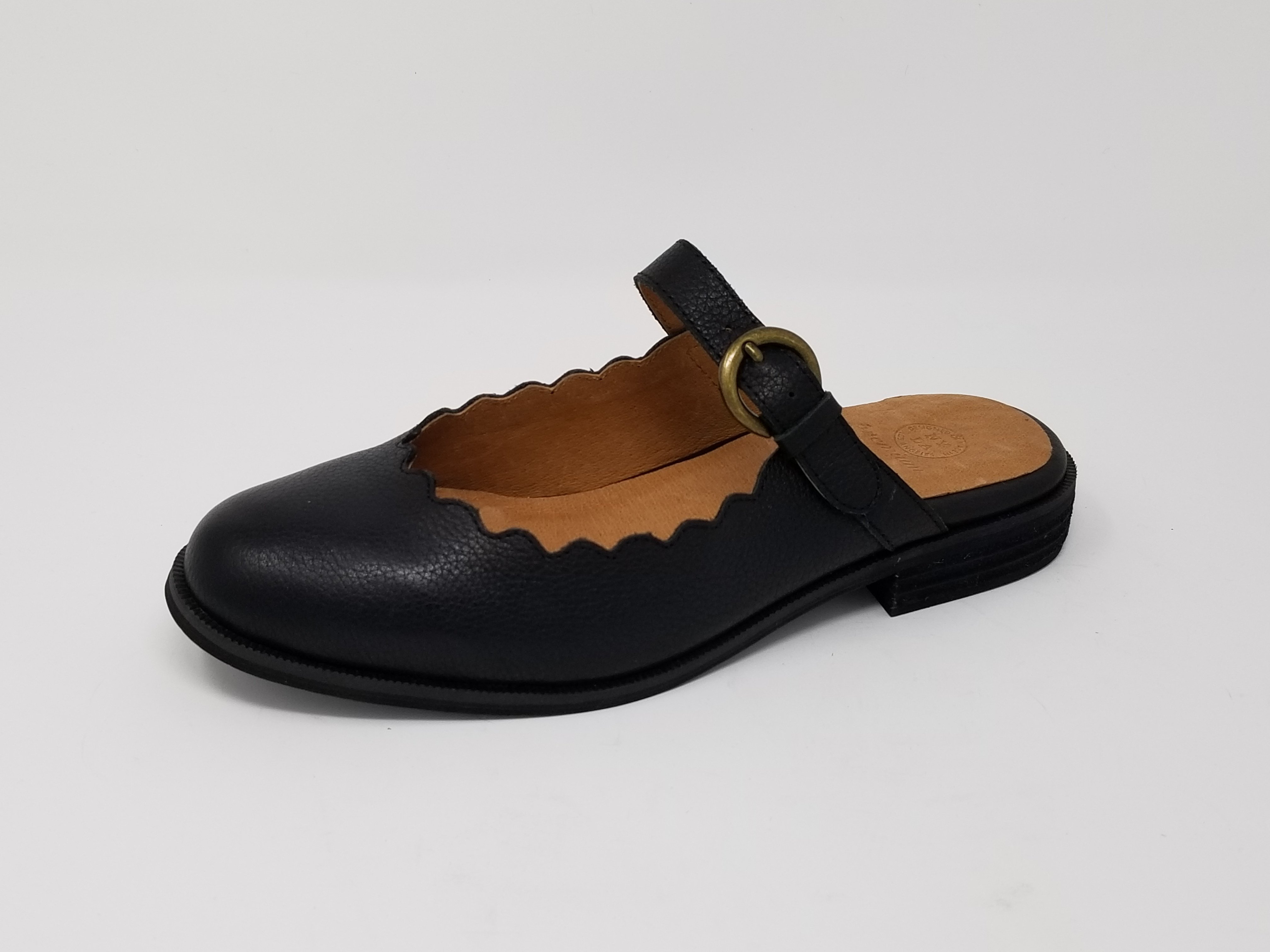 A pair of Glendale shoes featuring an all-leather upper and lining, showcasing a sleek design with a comfortable memory foam insole and slip-resistant outsole.