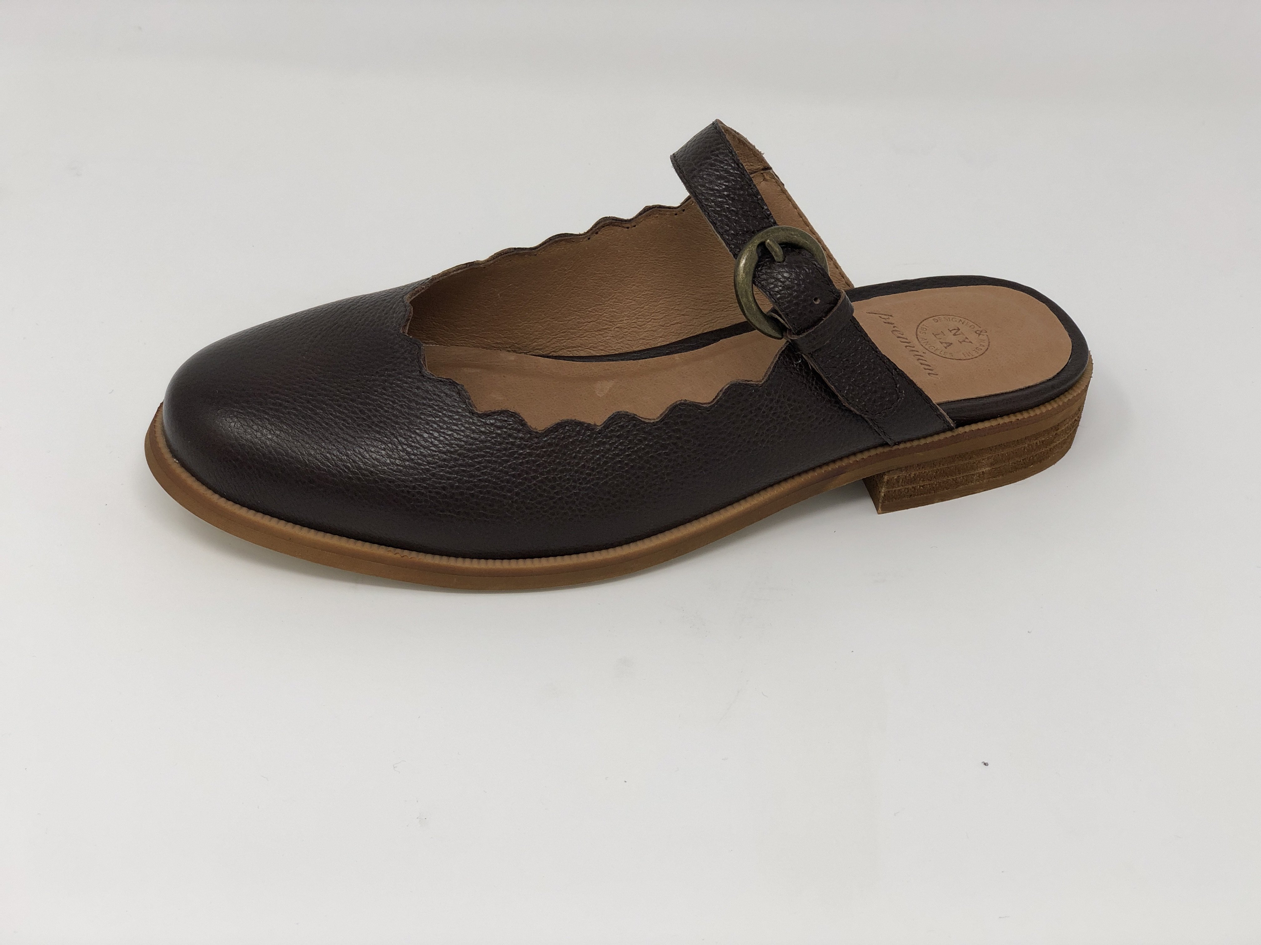 A pair of Glendale shoes featuring an all-leather upper and lining, showcasing a sleek design with a comfortable memory foam insole and slip-resistant outsole.