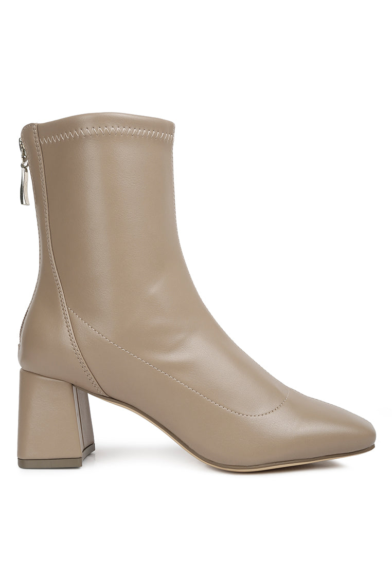 Hera Runaway Classic Ankle Boots featuring block heel and back zipper, made from faux leather.